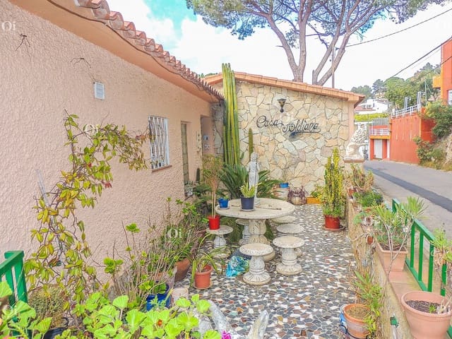 4 bedroom Townhouse for sale in Roca Grossa, Lloret de Mar - € 220,000 (Ref: 9203626)