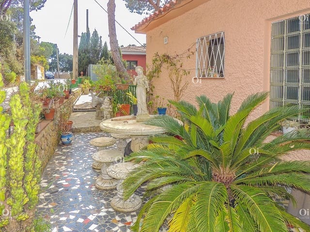 4 bedroom Townhouse for sale in Roca Grossa, Lloret de Mar - € 220,000 (Ref: 9203626)