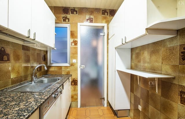 3 bedroom Flat for sale in La Sagrada Família, Barcelona city - € 299,000 (Ref: 9203709)