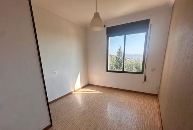 3 bedroom Flat for sale in El Guinardó, Barcelona city - € 282,000 (Ref: 9203746)