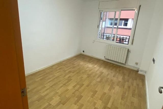 3 bedroom Flat for sale in Can Baró, Barcelona city - € 240,000 (Ref: 9203815)