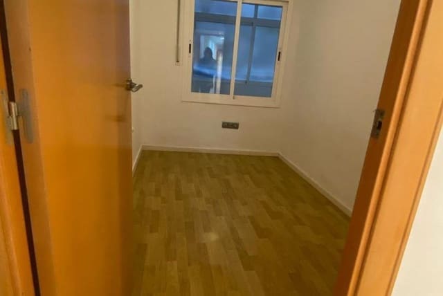 3 bedroom Flat for sale in Can Baró, Barcelona city - € 240,000 (Ref: 9203815)