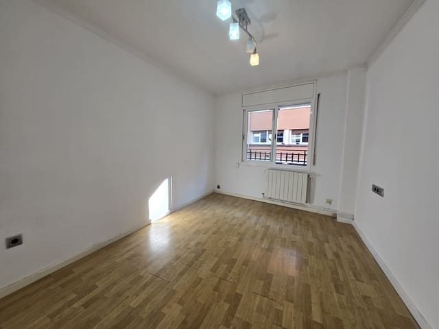 3 bedroom Flat for sale in Can Baró, Barcelona city - € 240,000 (Ref: 9203815)
