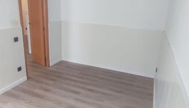 3 bedroom Flat for sale in El Coll, Barcelona city - € 195,000 (Ref: 9203868)