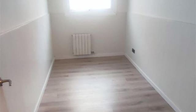 3 bedroom Flat for sale in El Coll, Barcelona city - € 195,000 (Ref: 9203868)