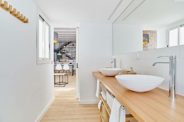 5 bedroom Townhouse for sale in Terrassa - € 550,000 (Ref: 9203932)