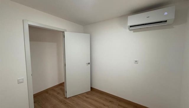 3 bedroom Flat for sale in El Carmel, Barcelona city - € 260,000 (Ref: 9203990)