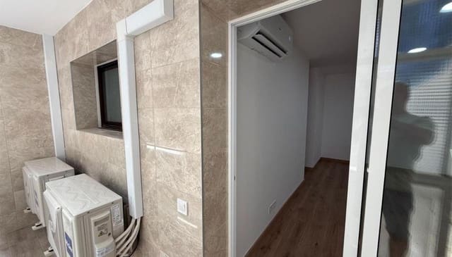 3 bedroom Flat for sale in El Carmel, Barcelona city - € 260,000 (Ref: 9203990)