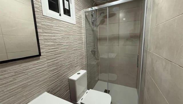 3 bedroom Flat for sale in El Carmel, Barcelona city - € 260,000 (Ref: 9203990)