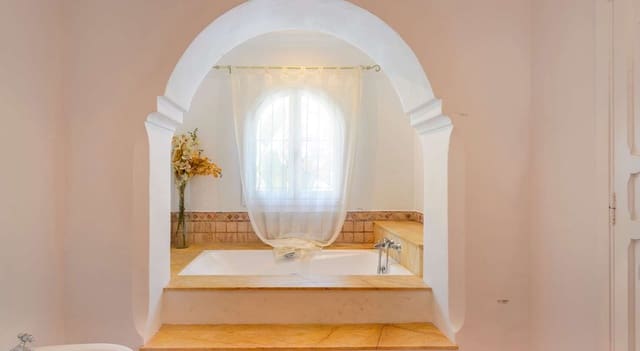 6 bedroom Townhouse for sale in Santa Gertrudis de Fruitera, Santa Eulalia / Santa Eularia - € 2,650,000 (Ref: 9203991)