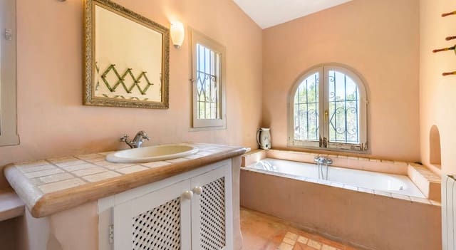 6 bedroom Townhouse for sale in Santa Gertrudis de Fruitera, Santa Eulalia / Santa Eularia - € 2,650,000 (Ref: 9203991)