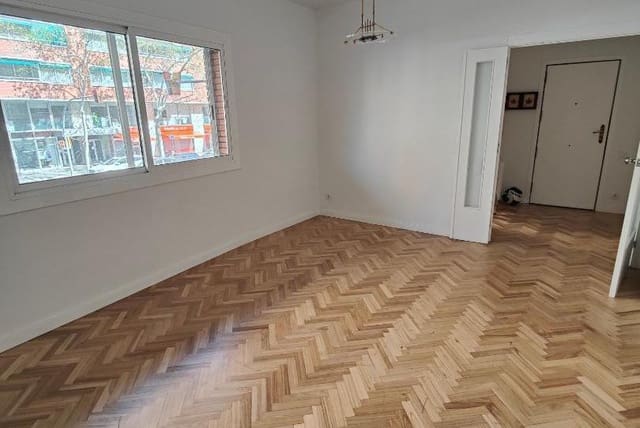 4 bedroom Flat for sale in Sants, Barcelona city - € 415,000 (Ref: 9349005)