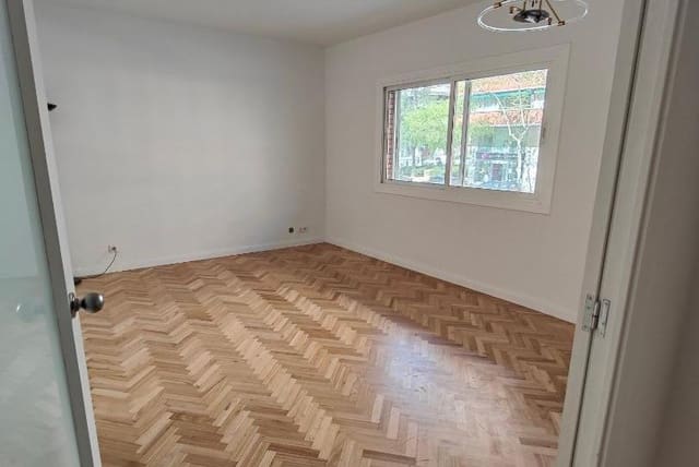 4 bedroom Flat for sale in Sants, Barcelona city - € 415,000 (Ref: 9349005)