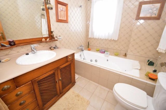 5 sypialnia Willa na sprzedaż w Los Balcones - Los Altos, Torrevieja z garażem - 495 600 € (Ref: 10050331)