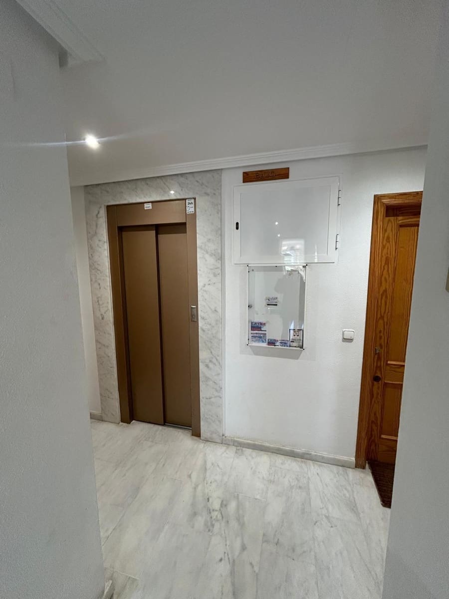 Apartamento de 2 habitaciones en Torrevieja en venta - 156.000 € (Ref: 9941006)