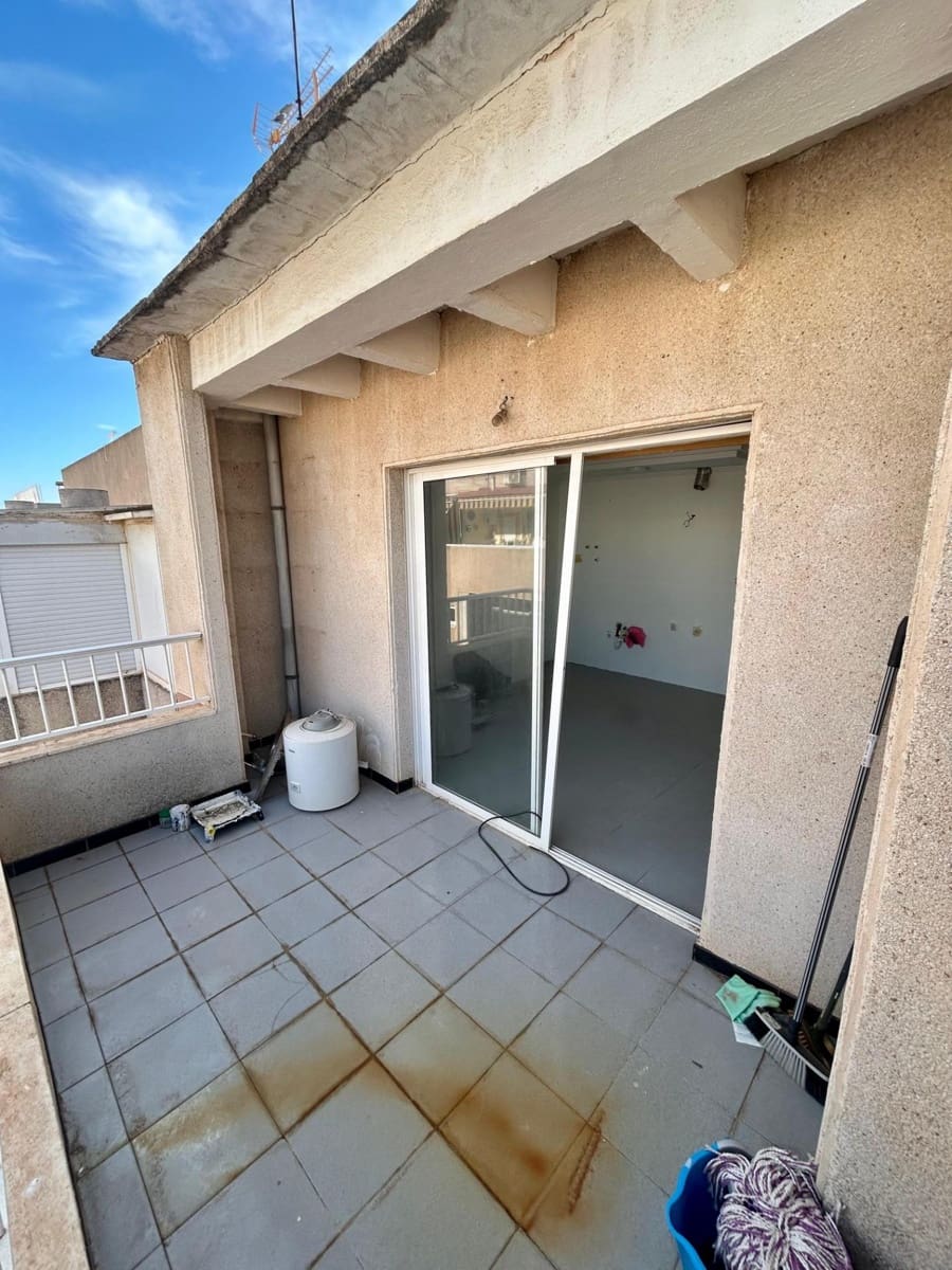 1 bedroom Penthouse for sale in Torrevieja - € 105,000 (Ref: 9941020)