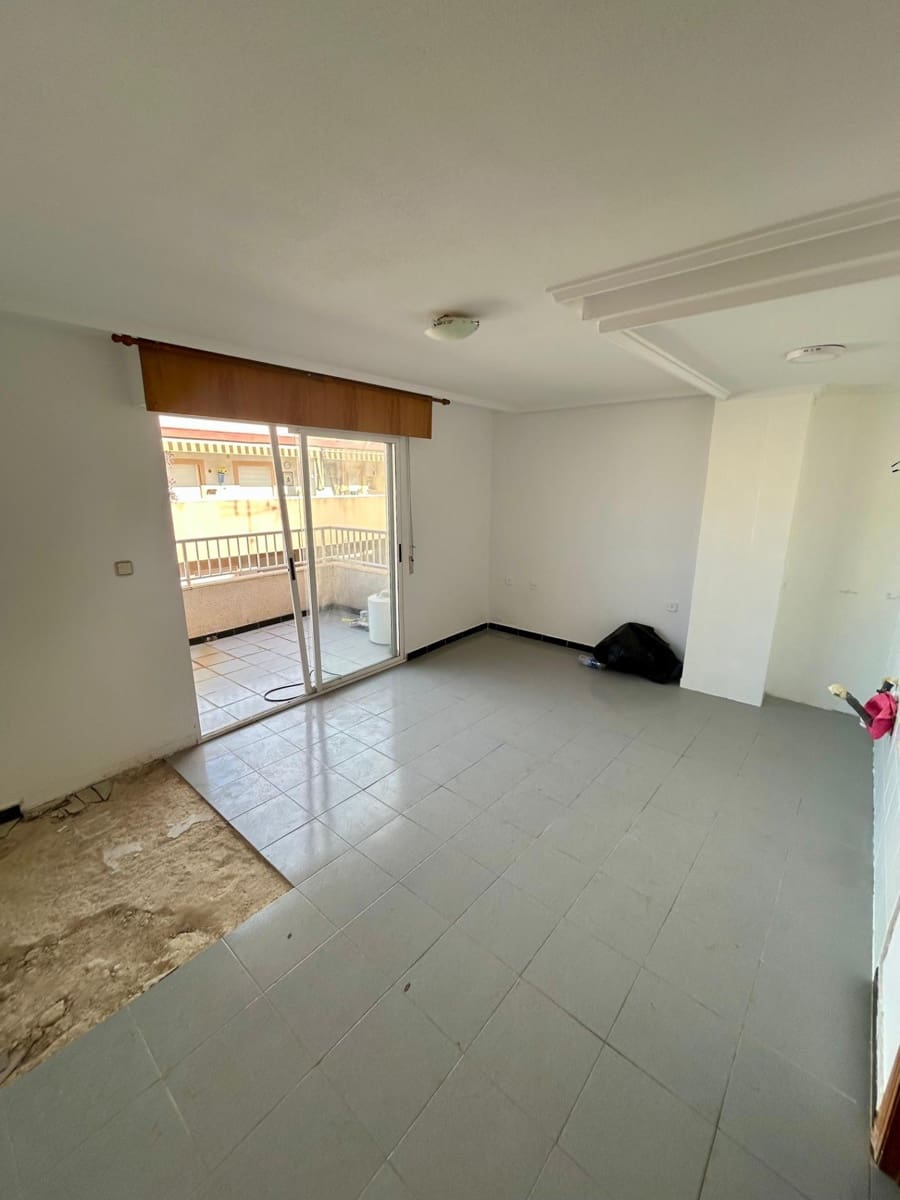 1 bedroom Penthouse for sale in Torrevieja - € 105,000 (Ref: 9941020)