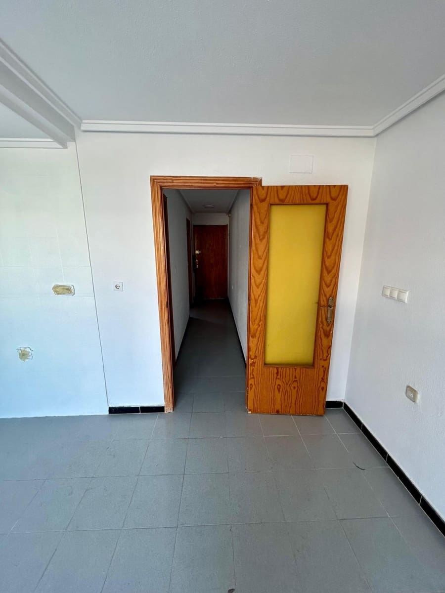 1 bedroom Penthouse for sale in Torrevieja - € 105,000 (Ref: 9941020)
