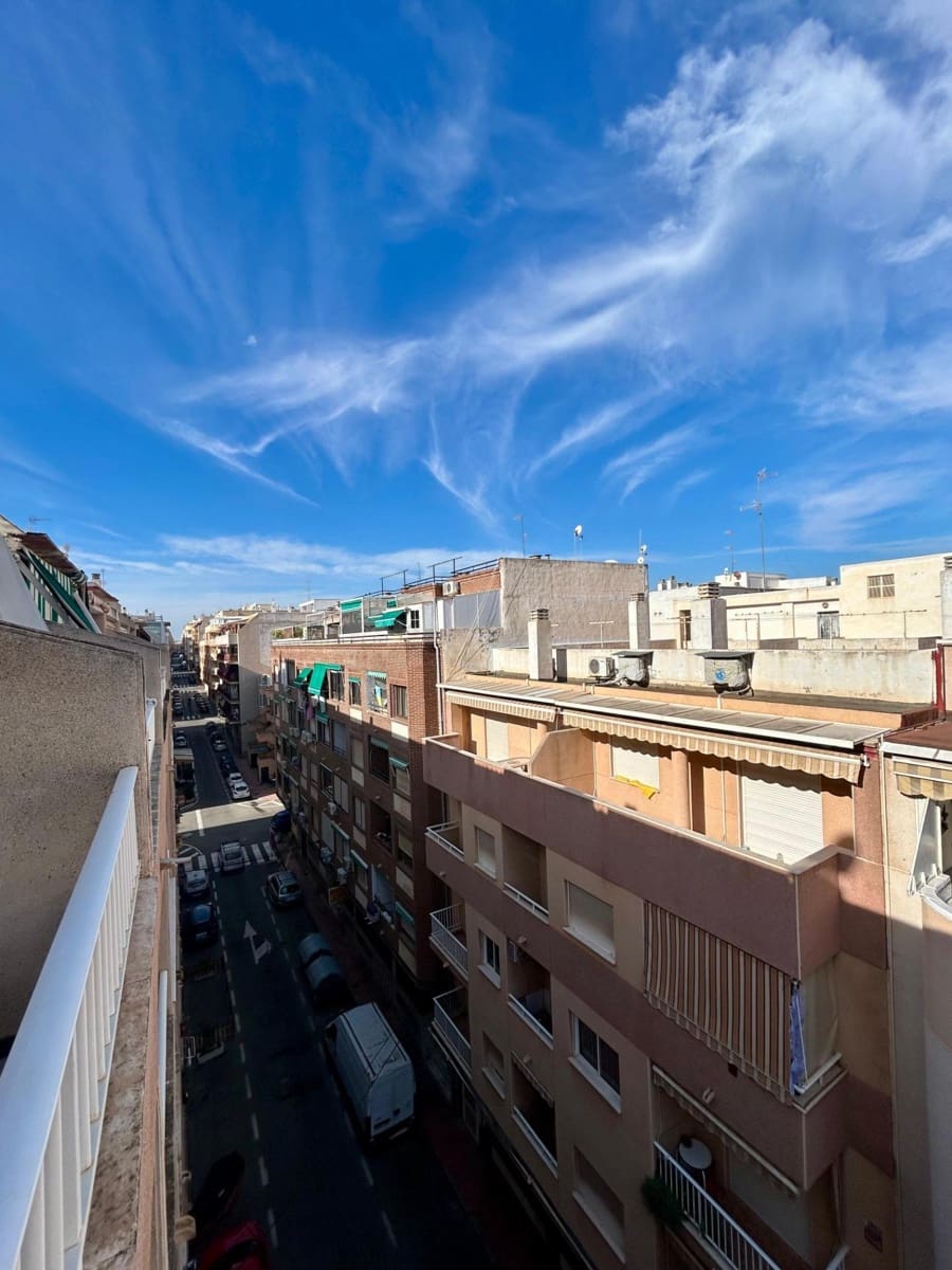1 bedroom Penthouse for sale in Torrevieja - € 105,000 (Ref: 9941020)