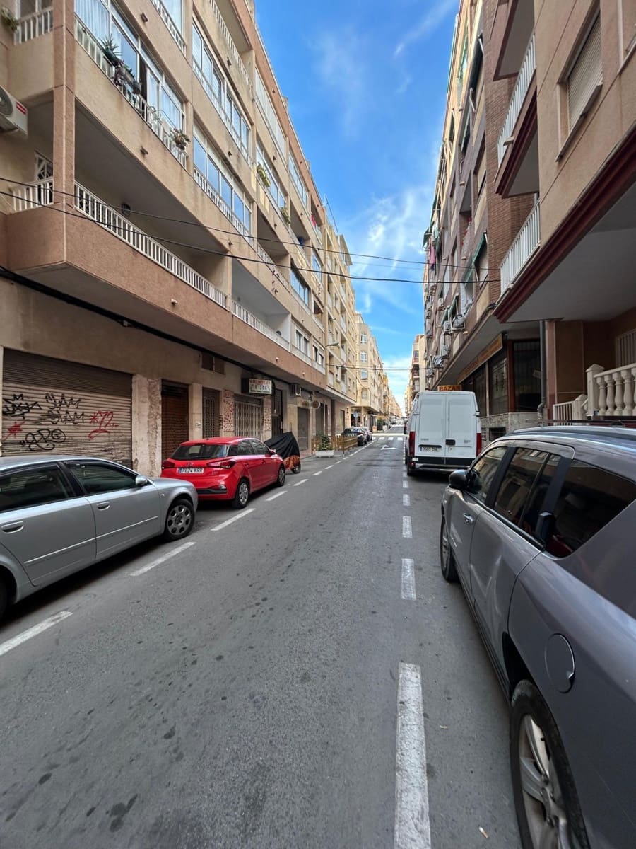 1 bedroom Penthouse for sale in Torrevieja - € 105,000 (Ref: 9941020)