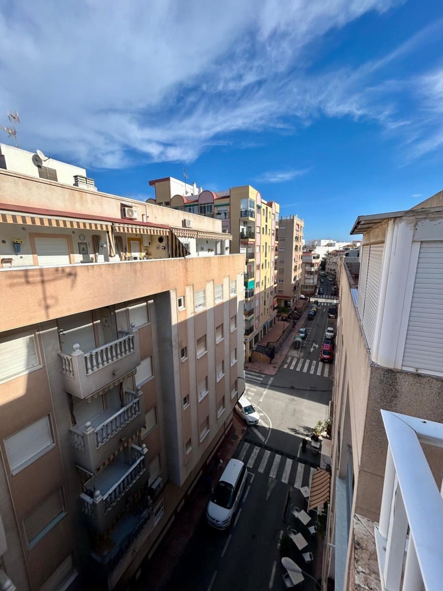 1 bedroom Penthouse for sale in Torrevieja - € 105,000 (Ref: 9941020)