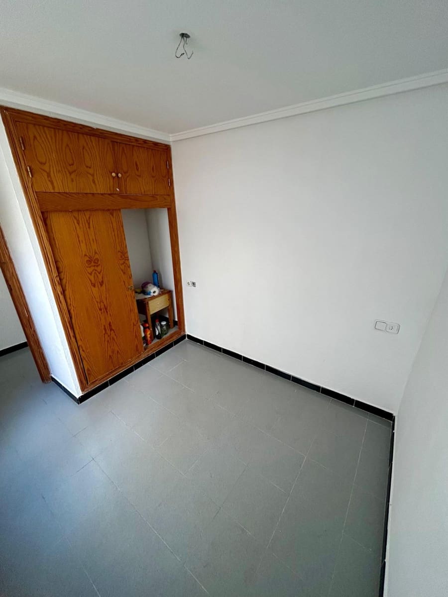 1 bedroom Penthouse for sale in Torrevieja - € 105,000 (Ref: 9941020)
