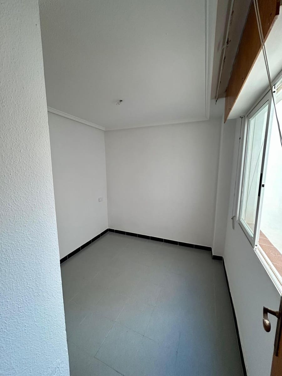 1 bedroom Penthouse for sale in Torrevieja - € 105,000 (Ref: 9941020)