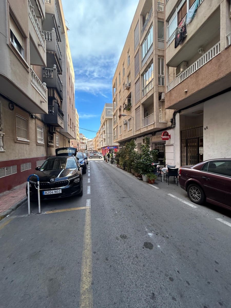 1 bedroom Penthouse for sale in Torrevieja - € 105,000 (Ref: 9941020)