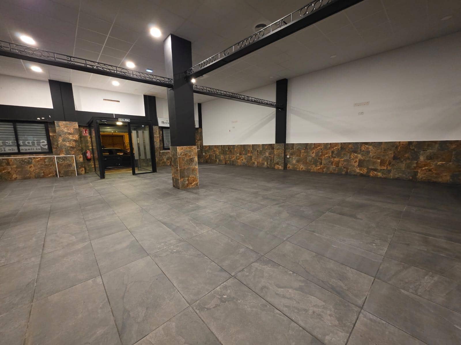 Commercial for sale in Torrevieja - € 409,500 (Ref: 9941021)