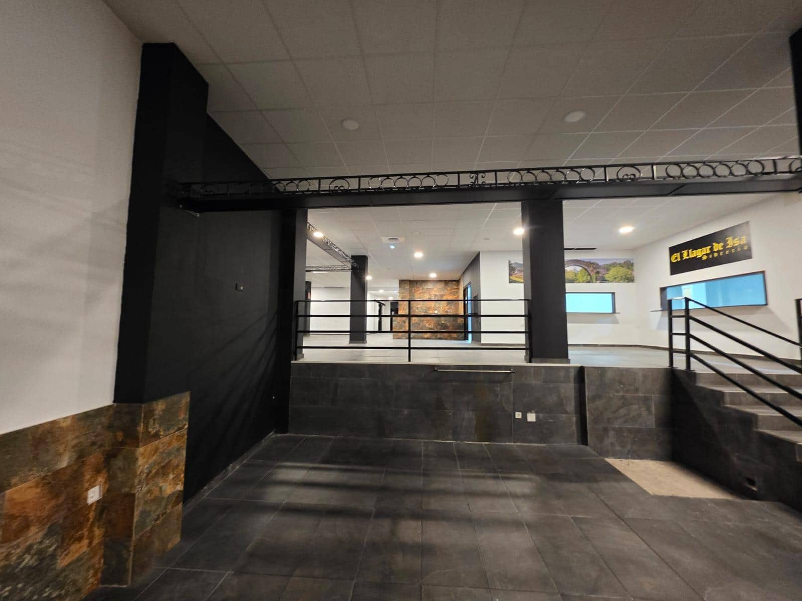 Commercial for sale in Torrevieja - € 409,500 (Ref: 9941021)