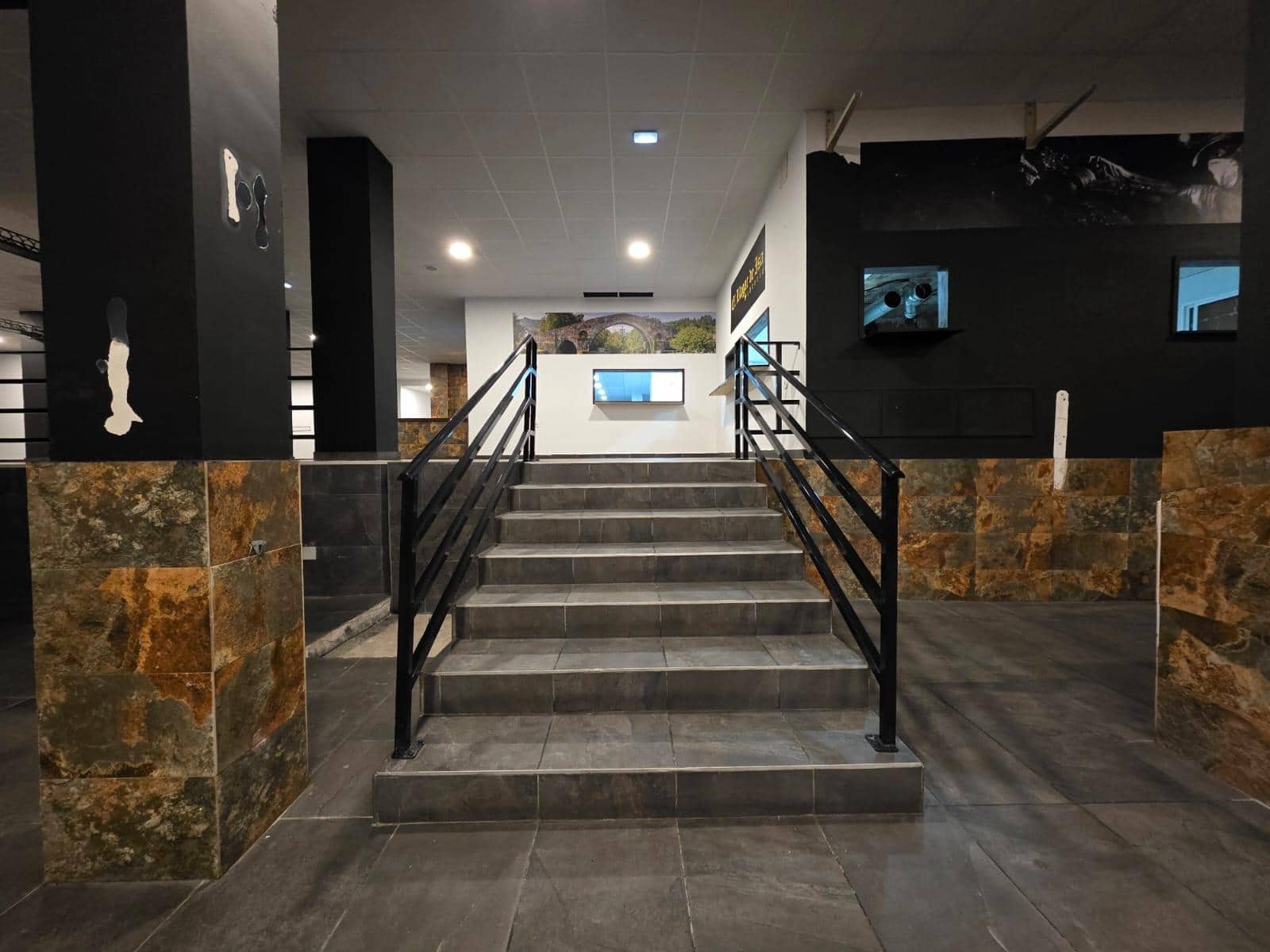 Commercial for sale in Torrevieja - € 409,500 (Ref: 9941021)