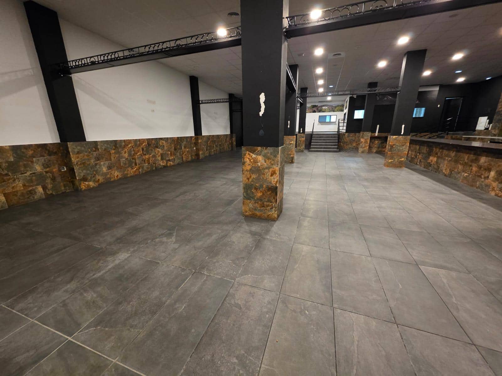 Commercial for sale in Torrevieja - € 409,500 (Ref: 9941021)