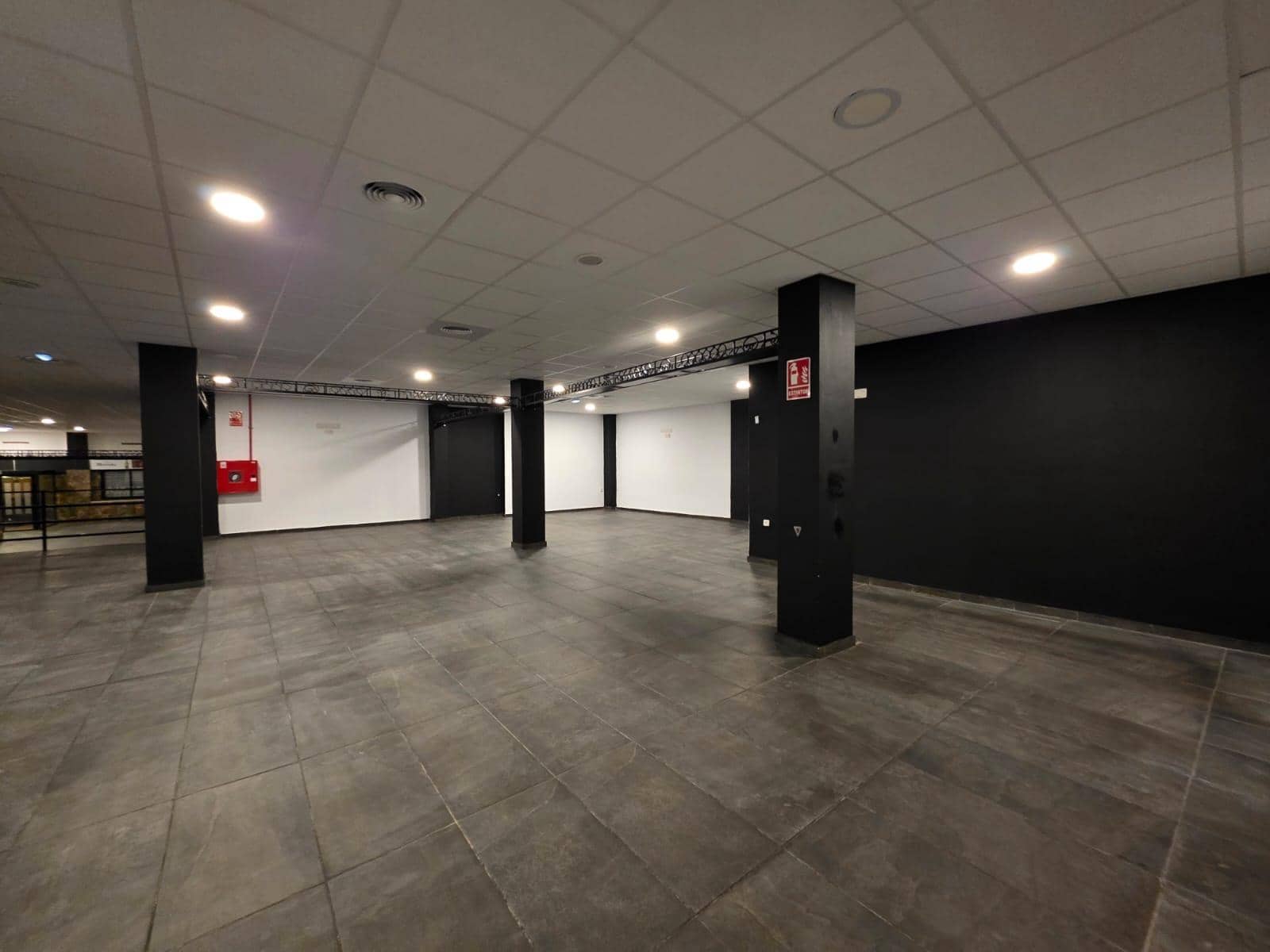 Commercial for sale in Torrevieja - € 409,500 (Ref: 9941021)