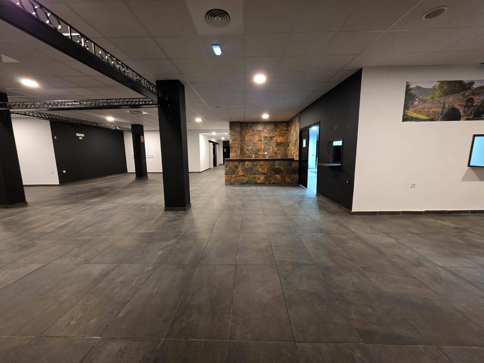 Commercial for sale in Torrevieja - € 409,500 (Ref: 9941021)