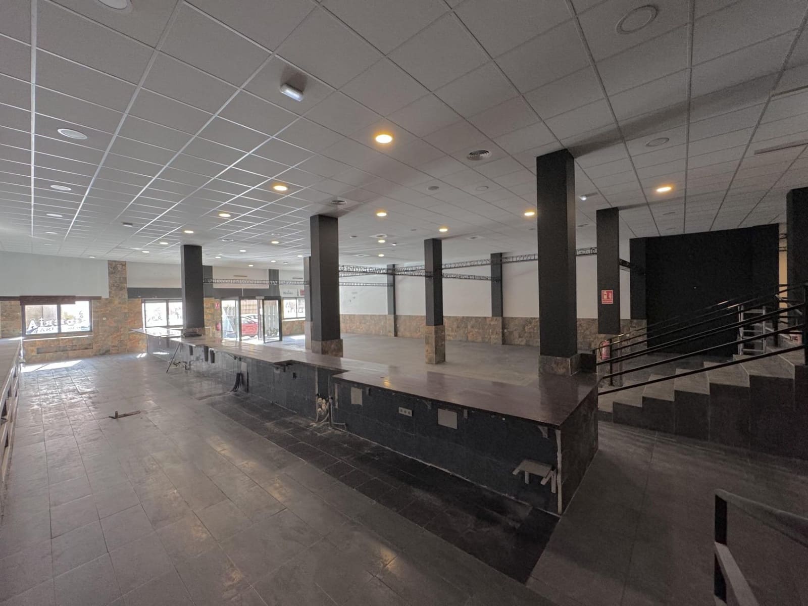 Commercial for sale in Torrevieja - € 409,500 (Ref: 9941021)