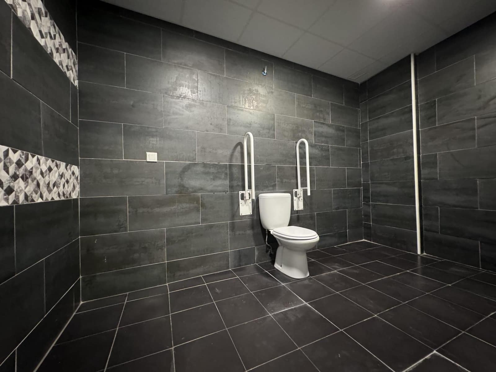 Commercial for sale in Torrevieja - € 409,500 (Ref: 9941021)
