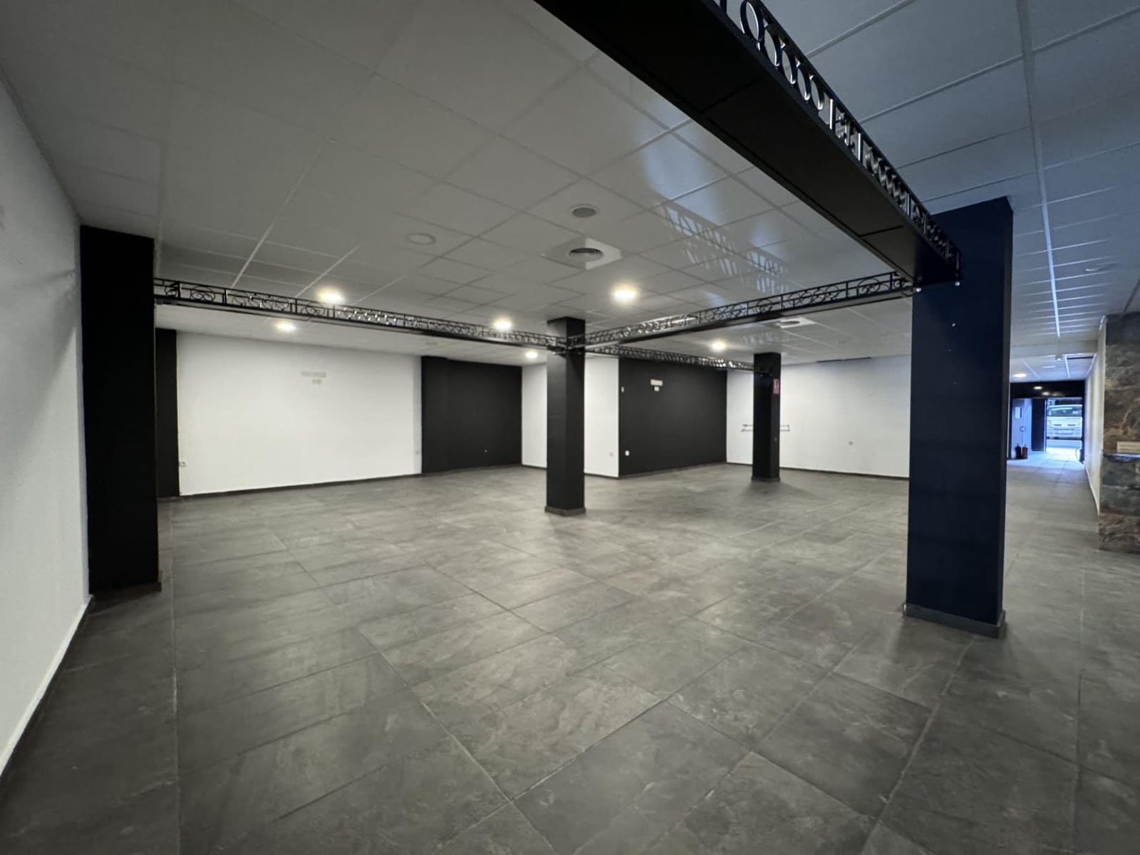 Commercial for sale in Torrevieja - € 409,500 (Ref: 9941021)