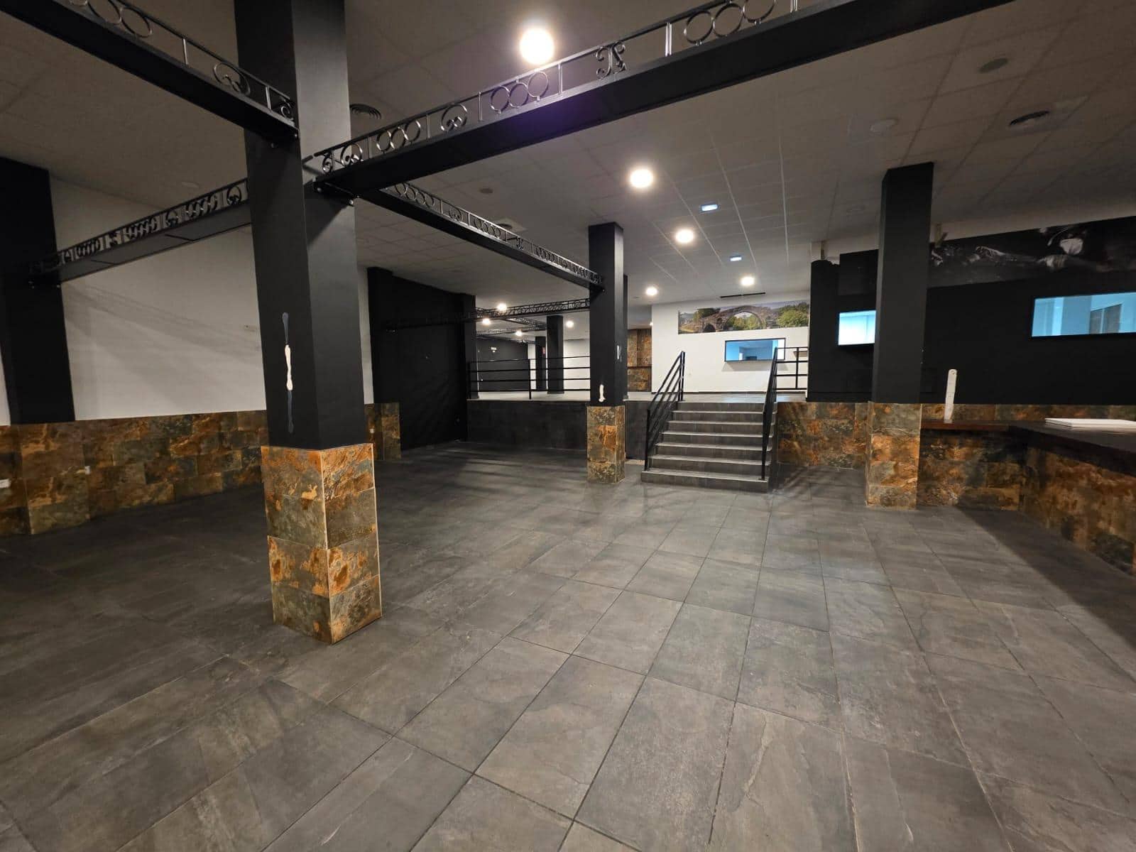 Commercial for sale in Torrevieja - € 409,500 (Ref: 9941021)