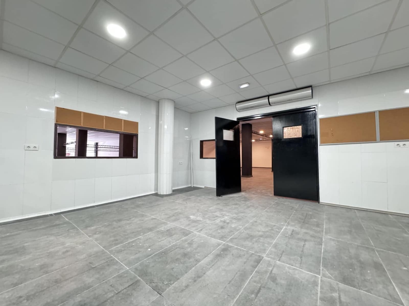 Commercial for sale in Torrevieja - € 409,500 (Ref: 9941021)