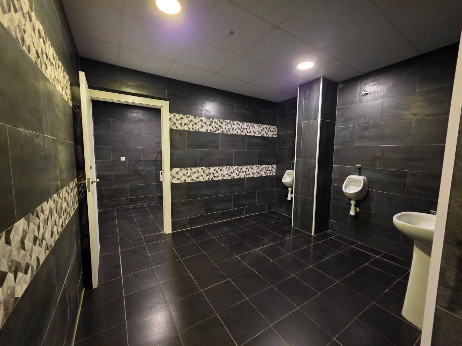 Commercial for sale in Torrevieja - € 409,500 (Ref: 9941021)