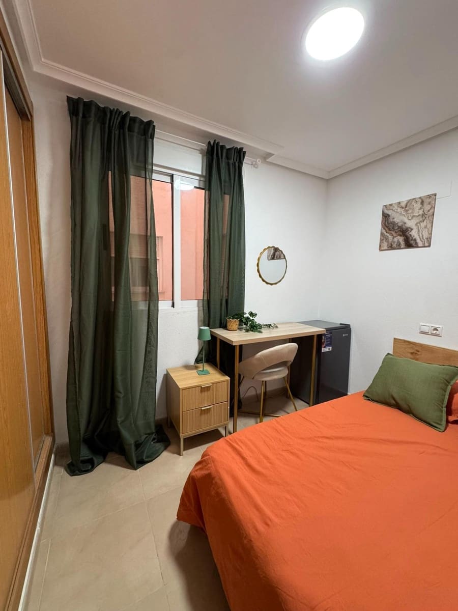 5 bedroom Apartment for sale in Torrevieja - € 180,000 (Ref: 9970635)