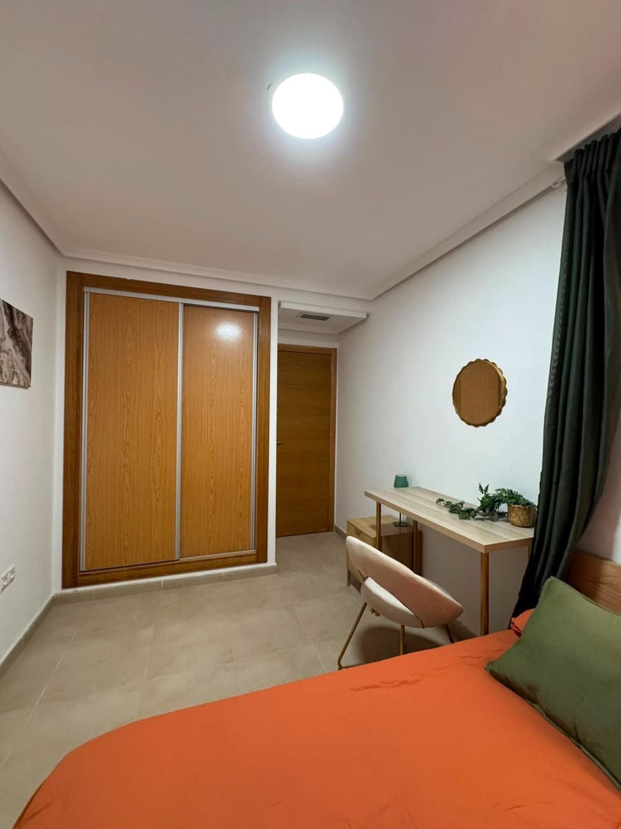 5 bedroom Apartment for sale in Torrevieja - € 180,000 (Ref: 9970635)