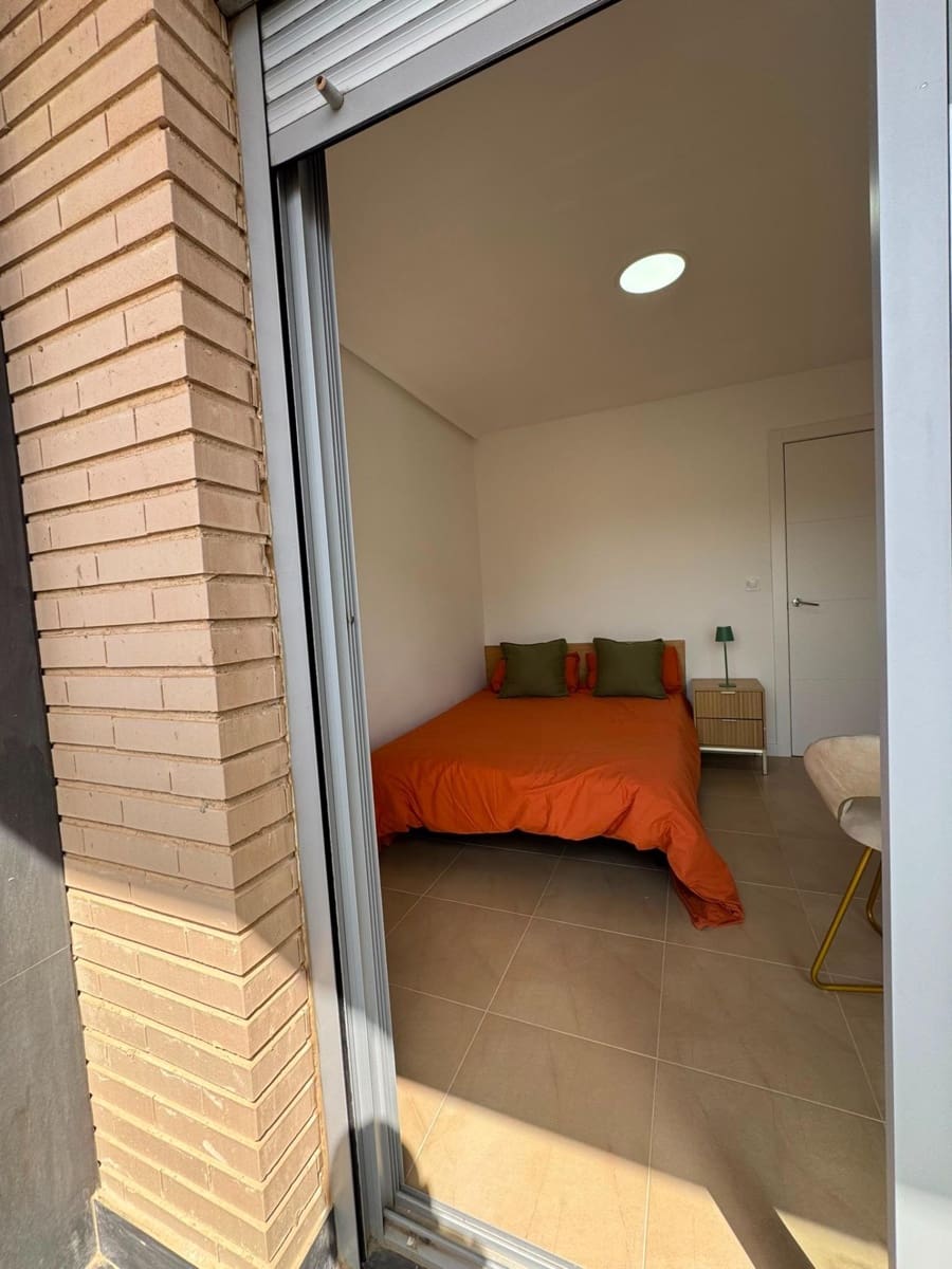 5 bedroom Apartment for sale in Torrevieja - € 180,000 (Ref: 9970635)