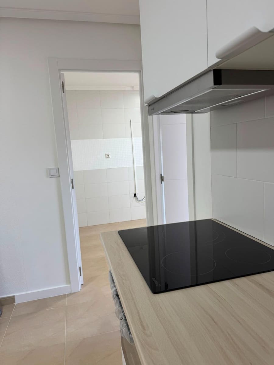 5 bedroom Apartment for sale in Torrevieja - € 180,000 (Ref: 9970635)