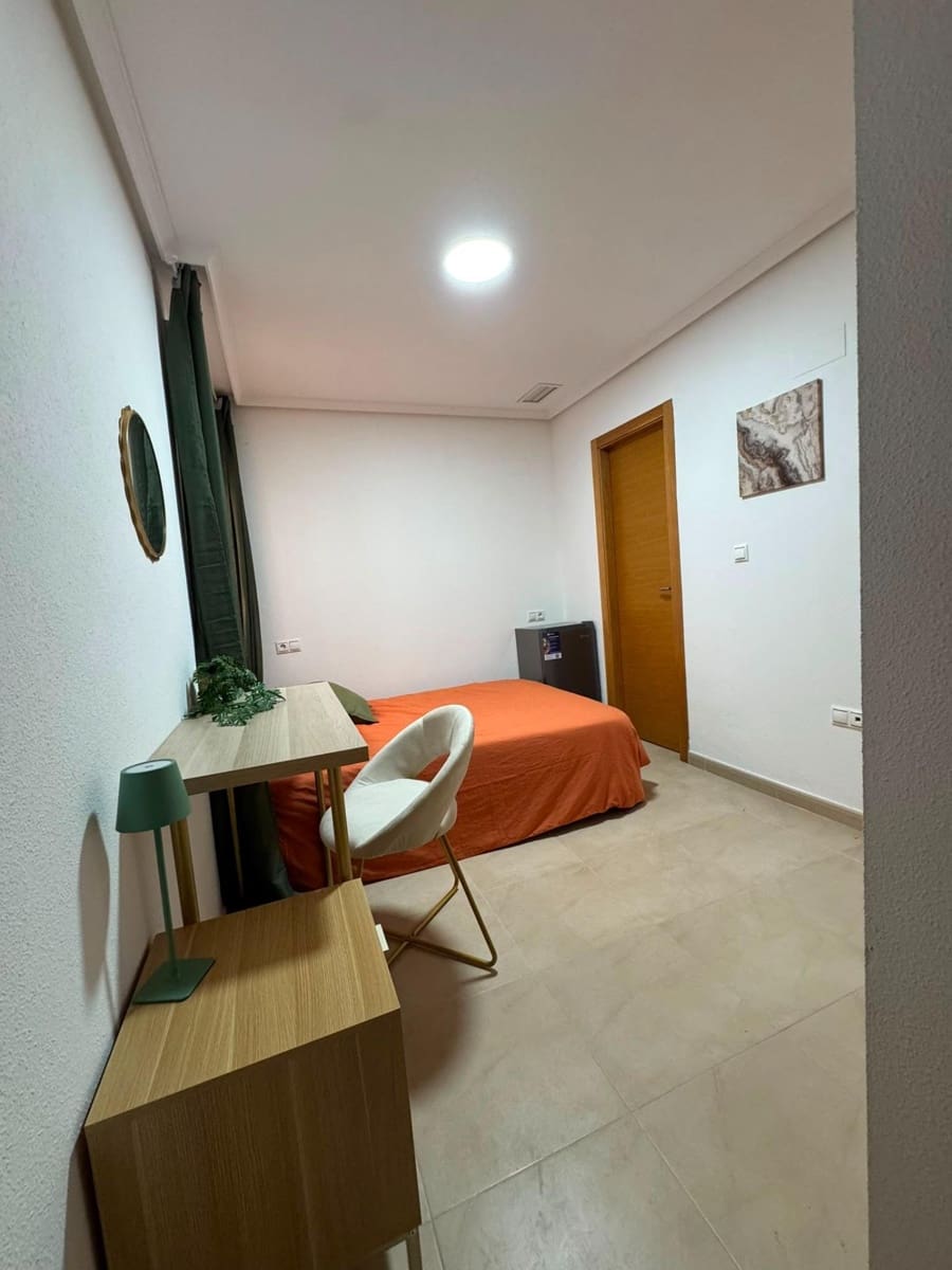 5 bedroom Apartment for sale in Torrevieja - € 180,000 (Ref: 9970635)