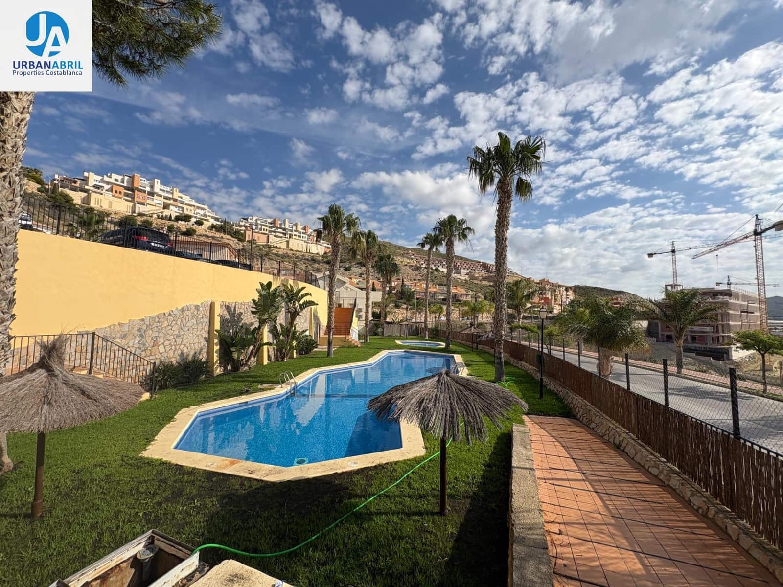 3 chambre Villa/Maison Mitoyenne à vendre à Muchamiel / Mutxamel avec piscine garage - 305 000 € (Ref: 9844083)