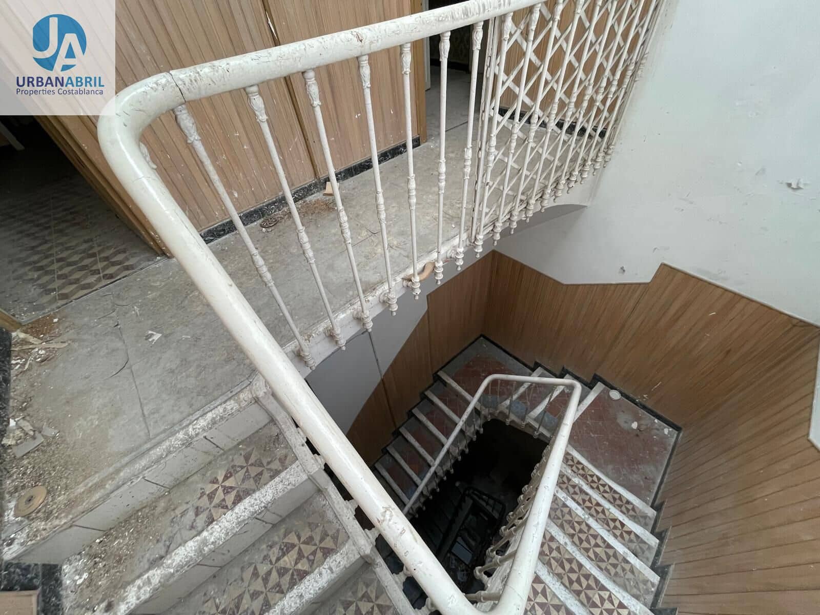 Erhverv til salg i Alicante by - € 1.300.000 (Ref: 9844086)