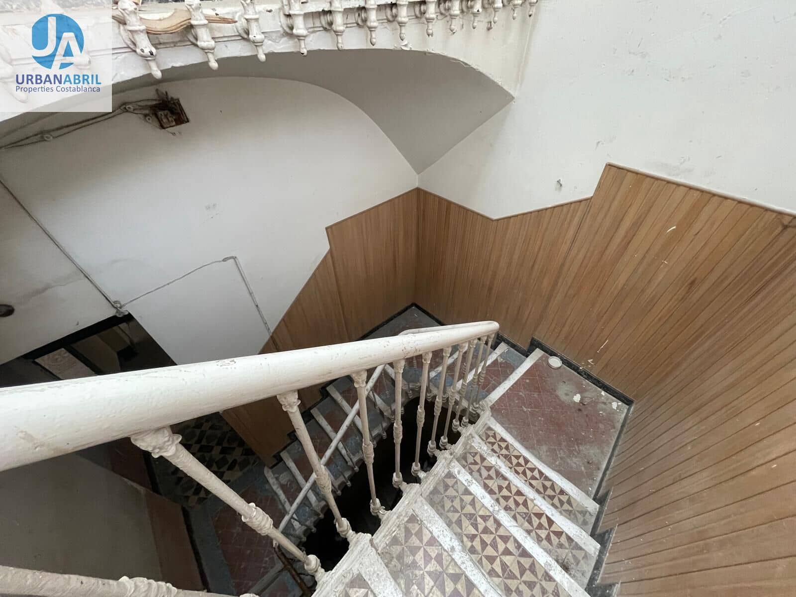 Erhverv til salg i Alicante by - € 1.300.000 (Ref: 9844086)