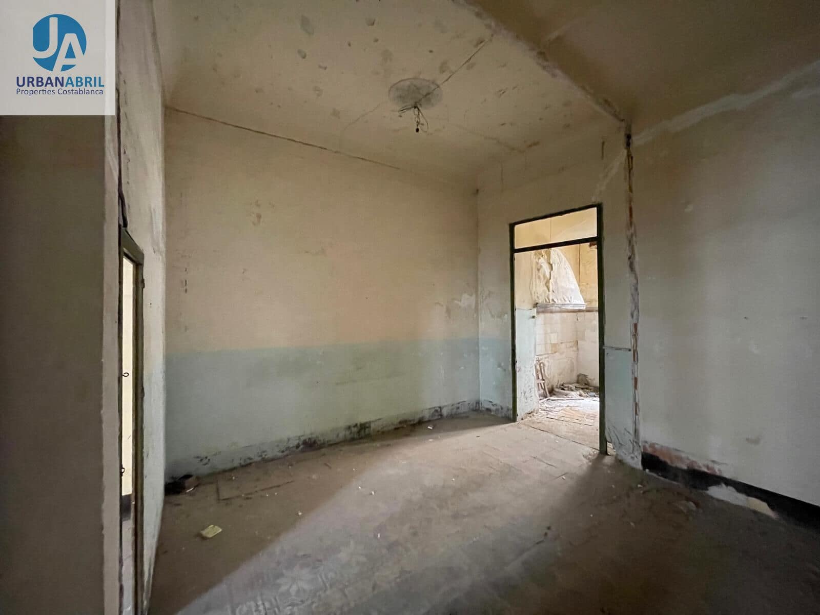 Erhverv til salg i Alicante by - € 1.300.000 (Ref: 9844086)