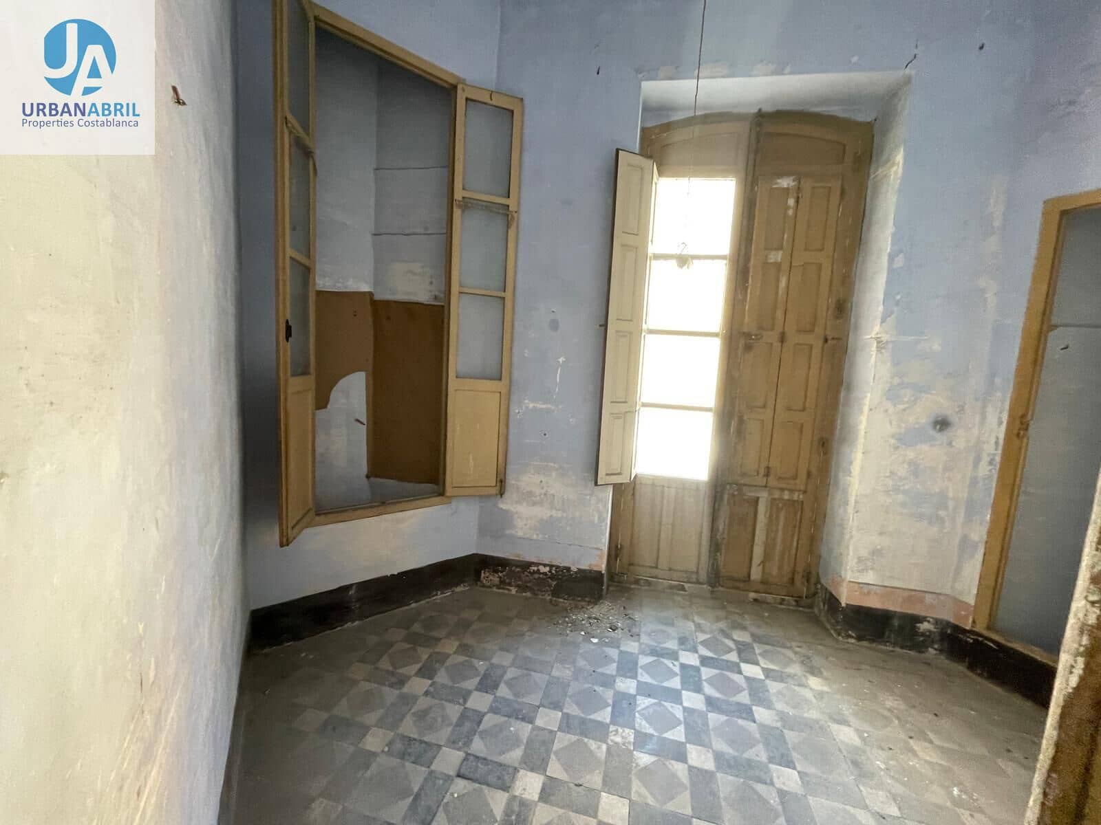 Erhverv til salg i Alicante by - € 1.300.000 (Ref: 9844086)
